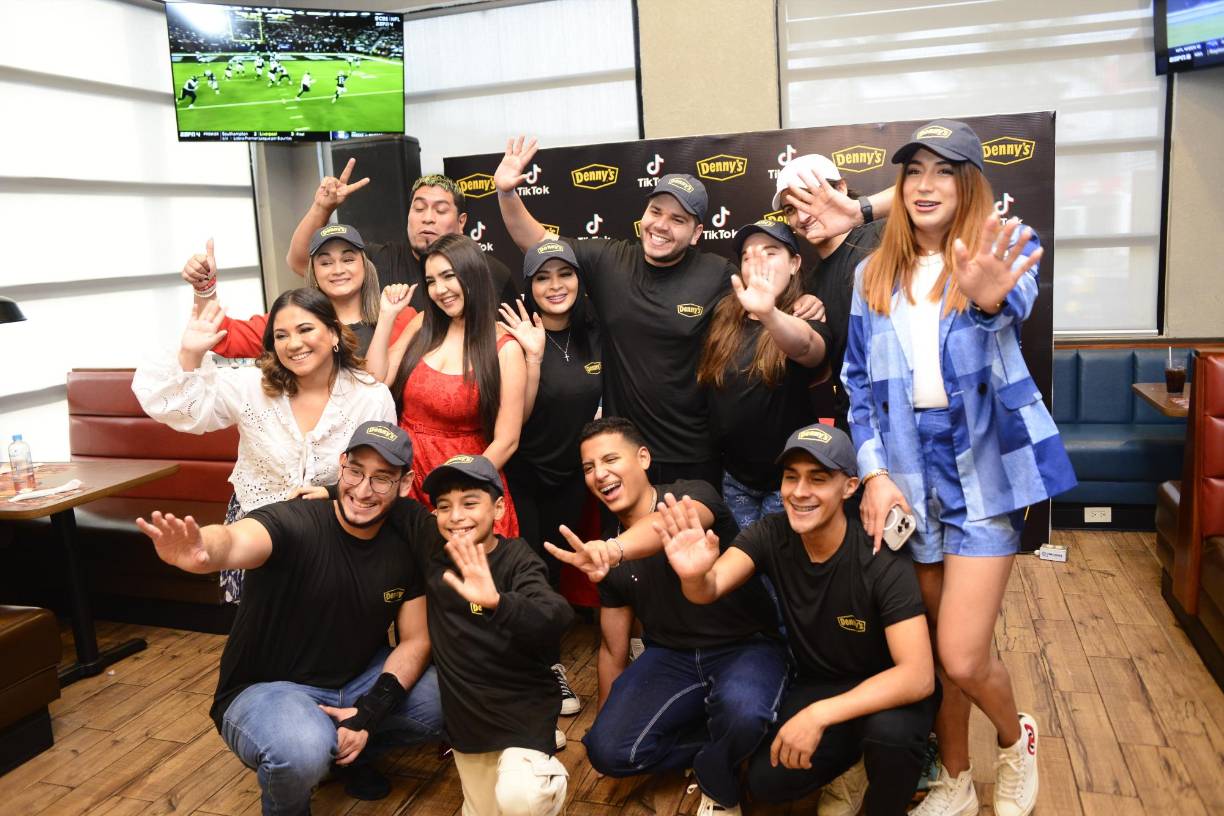 Fans, creadores de contenido hondureños y miembros del equipo de Denny´s posan con Antonia y Chavi, una de las parejas más queridas de TikTok.