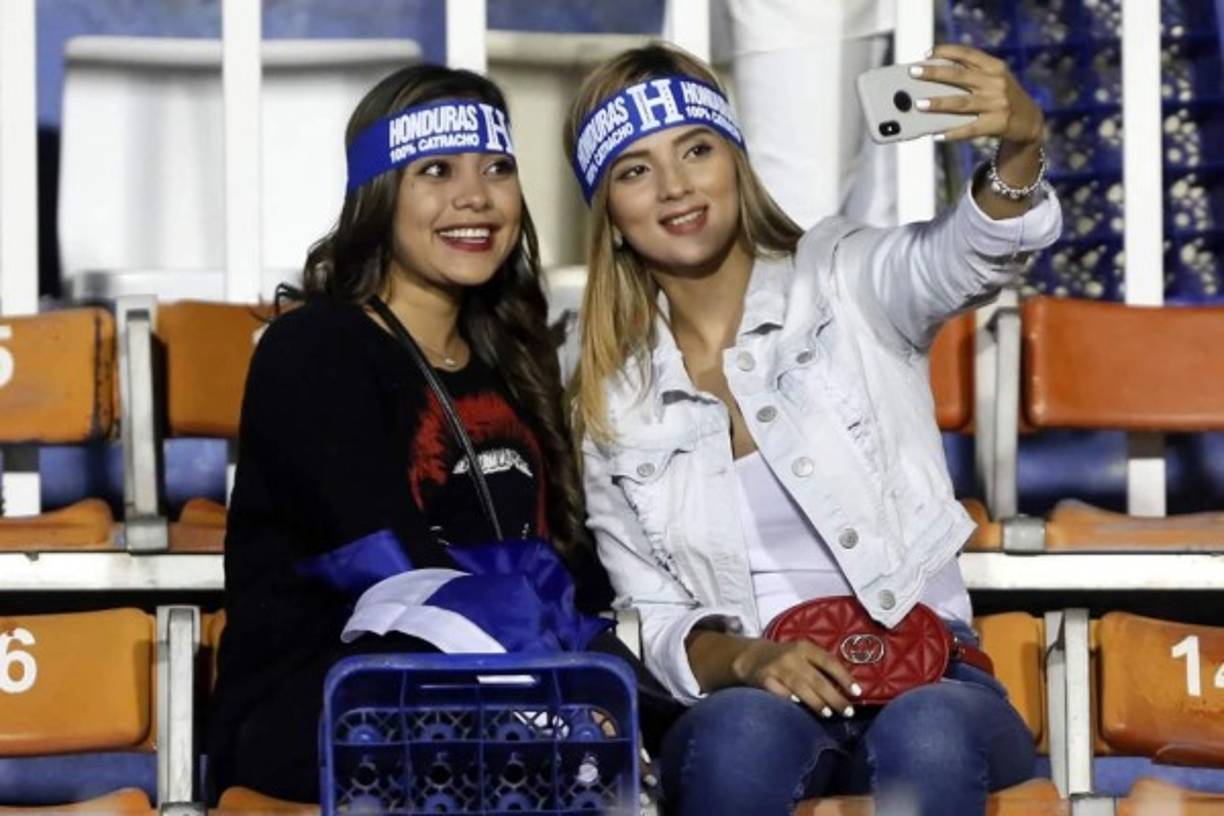 Hermosas chicas estuvieron en las gradas del Nacional apoyando a la Bicolor.
