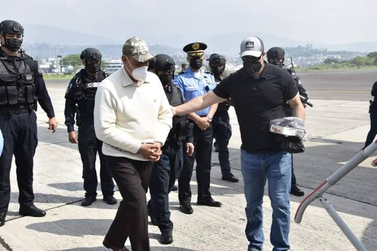 Bonilla fue custodiado por efectivos de Fuerzas Especiales de Honduras, Policía Nacional y agentes de la DEA en su arribo al avión que ya lo traslada hacia EEUU, donde enfrentará un juicio por narcotráfico. 