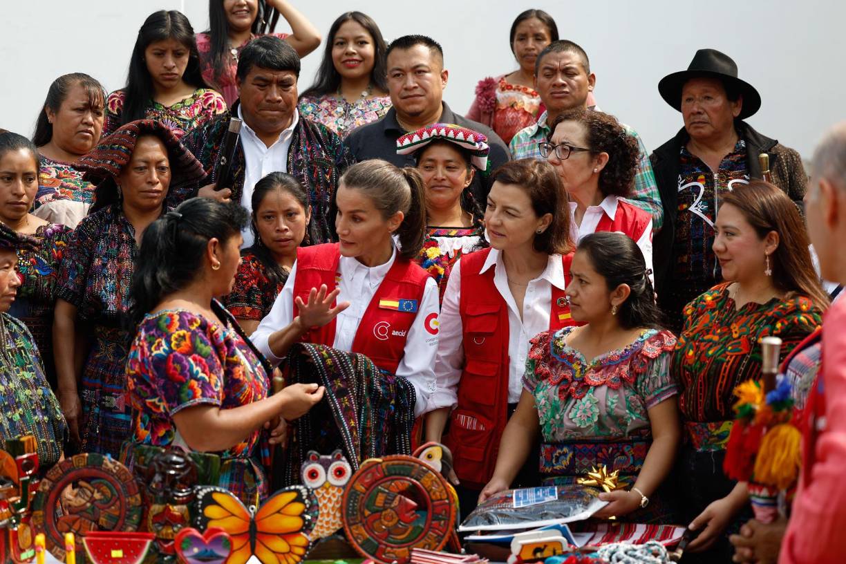 Este jueves, la reina de España sostuvo un encuentro con mujeres lideresas indígenas, apoyadas con programas para mejorar su situación económica. 