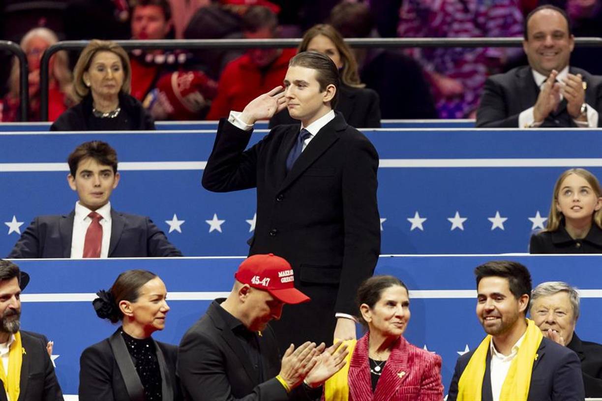 Trump padre lo felicitó por ayudarle a conseguir “el voto joven” al haberle animado a dejarse entrevistar en los pódcast más populares del país, como el de Joe Rogan. Al escuchar el elogio de su padre, el joven Trump se levantó en la grada y, visiblemente regocijado, se puso la mano en el oído para avivar los aplausos.