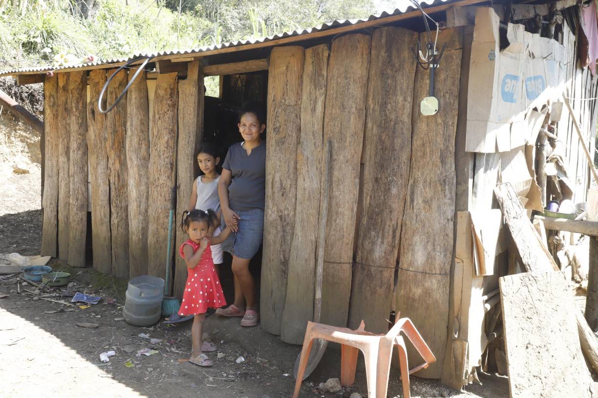 El dirigente contó que durante muchos años los pobladores del lugar solicitaron apoyo a autoridades municipales, diputados y el Gobierno central para que les ayudaran con una escuela digna para los niños, que les asignaran más docentes y que les instalaran la energía eléctrica, pero nunca fueron escuchados debido a que eran “una aldea remota”. 