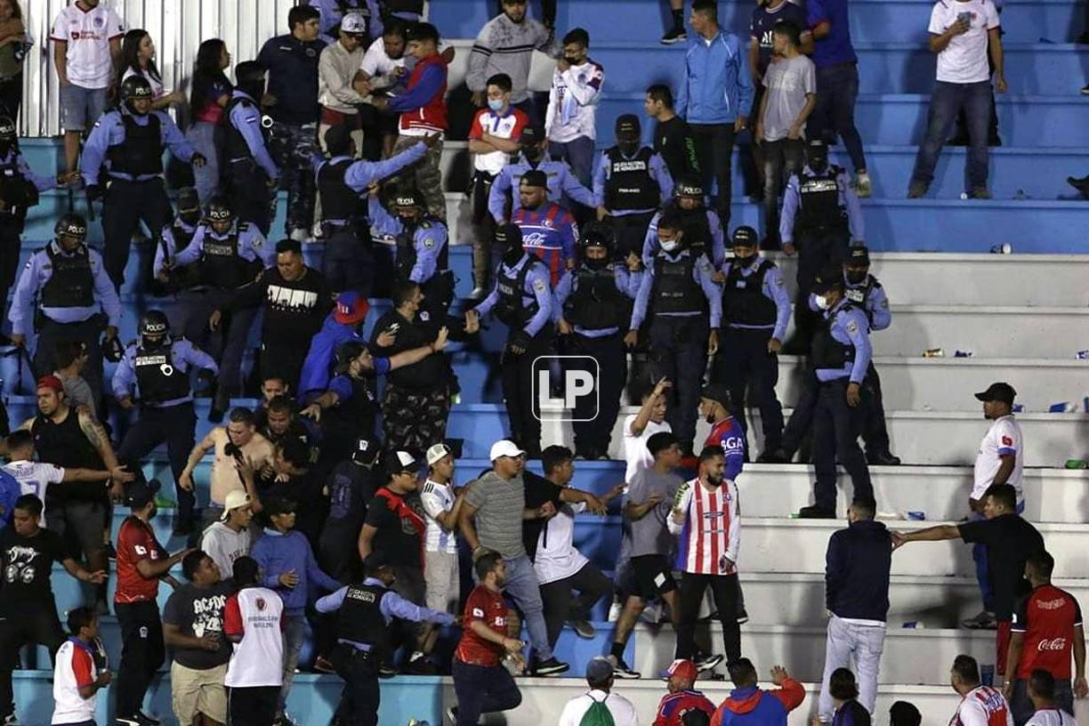 La Policía Nacional tuvo que intervenir para detener la pelea de los aficionados del Olimpia.