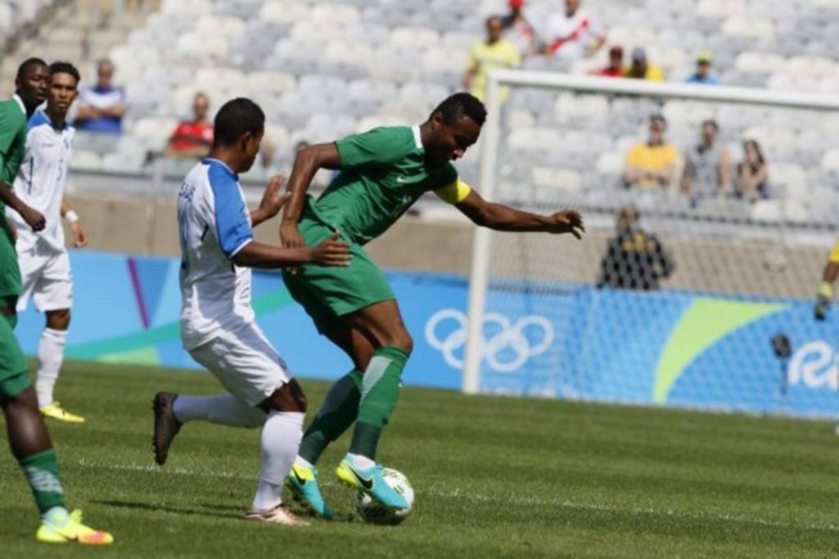 Honduras aplazó el sueño de ganar su primera medalla en la historia en unos Juegos Olímpicos al caer 3-2 con Nigeria este sábado en Belo Horizonte, en la disputa por la presea de bronce del torneo de fútbol masculino de Rio de Janeiro-2016. Sadiq Umar, a los 34 y 56 minutos, y Aminu Umar, a los 49, marcaron los goles para las 'Águilas Verdes', monarcas en Atlanta-1996 y plata en Pekín-2008. Anthony Lozano (71) y Marcelo Pereira (86) anotaron para la 'H', que firmó en los Juegos cariocas su mejor presencia olímpica en cuatro presentaciones. Honduras se marchó eliminada en la primera fase en Sídney-2000 con balance de 1-1-1, en Pekín-2008 se llevó tres derrotas en línea y cayó con Brasil en los cuartos de final en Londres-2012.