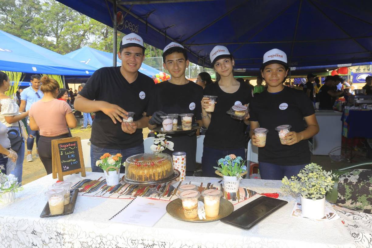 “Sugarland Bakery House”, impulsado por jovencitos de noveno grado ofreció sabrosos postres.