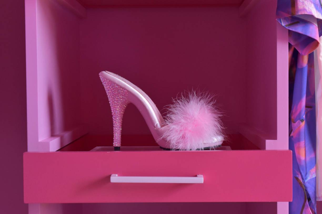 La rosada experiencia, a la que solo se puede acceder en automóvil, es una de las muchas estrategias publicitarias que acompañan el estreno de “Barbie”, la película protagonizada por Margot Robbie y Ryan Gosling. 