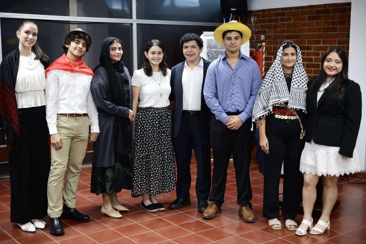 Eliana Kharoufeh, César Uclés, Isabella Gómez, Cristina Rodezno, Juan Carlos Argueta, Alejandro Rishmawi, Tatyanna Bendeck e Iroshka Flamenco