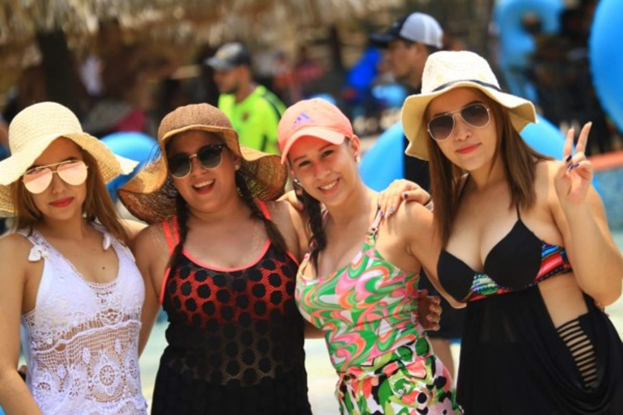 Este grupo de chicas también se detuvo a posar para Diario LA PRENSA.