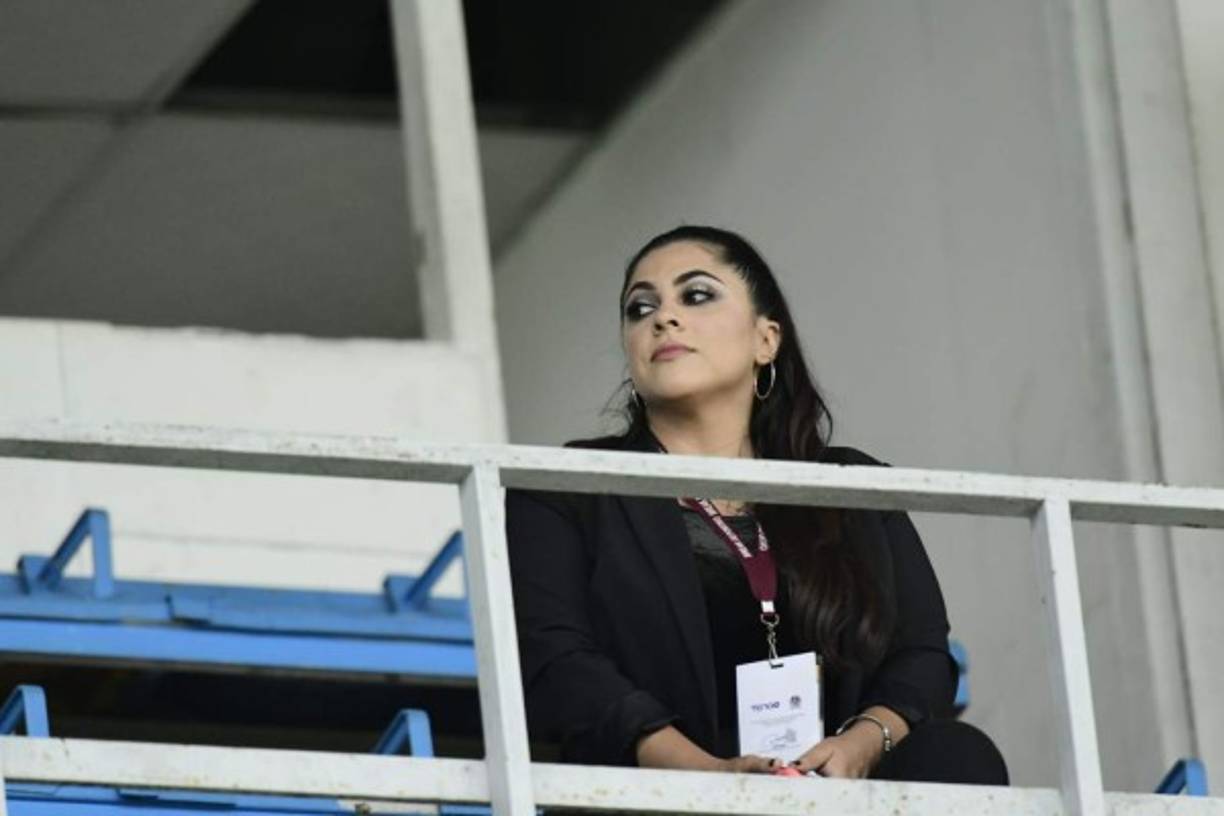 ¡Que belleza! La hermosa periodista Claudia Villanueva estuvo atenta al clásico.