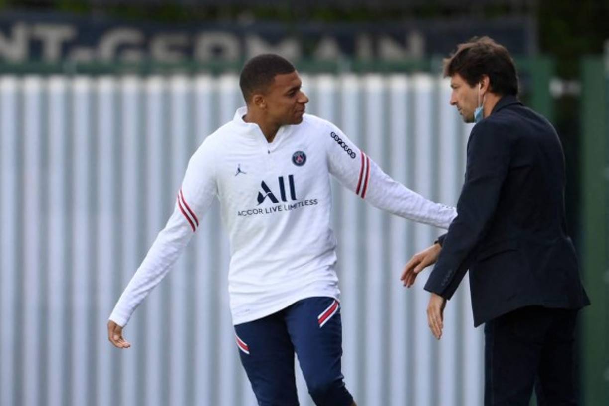 El delantero francés intercambió algunas palabras con el director deportivo del PSG.