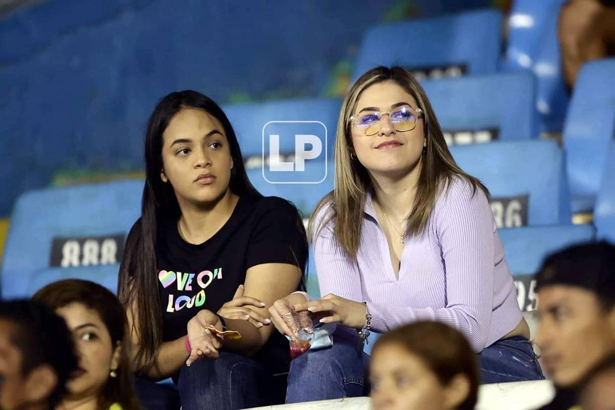 El estadio Morazán recibió a guapas aficionadas durante el Clásico Real España-Olimpia.