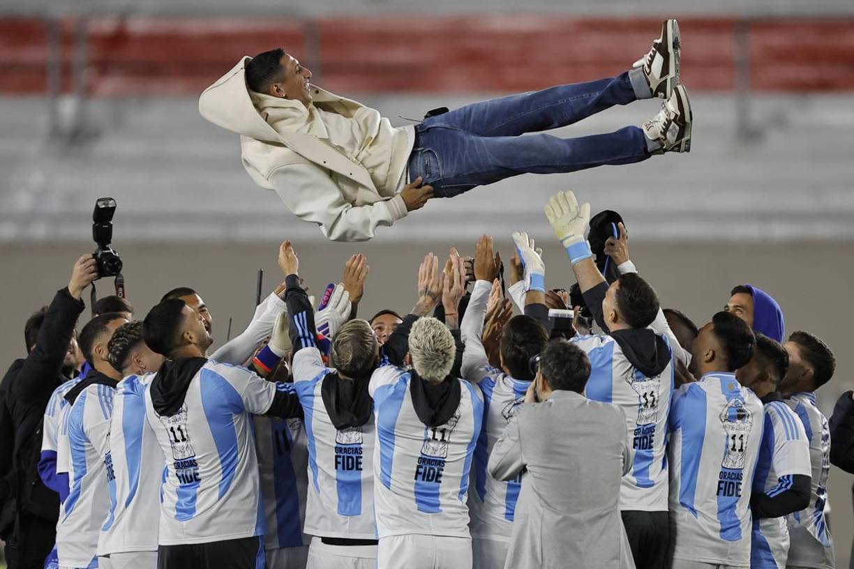 Los jugadores de Argentina mantean a Ángel di María durante el bonito homenaje de despedida de la selección.