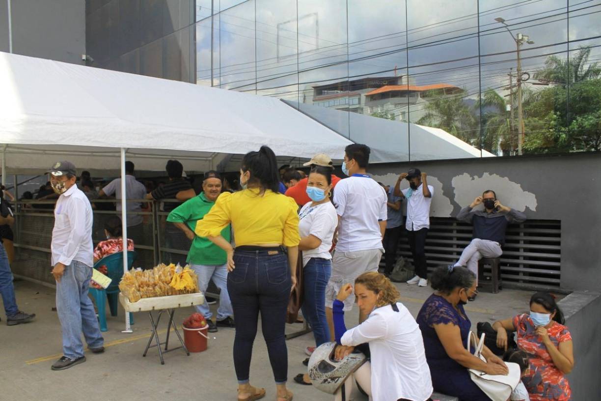 Las carpas son insuficientes para resguardar la cantidad de ciudadanos que visita el RNP.