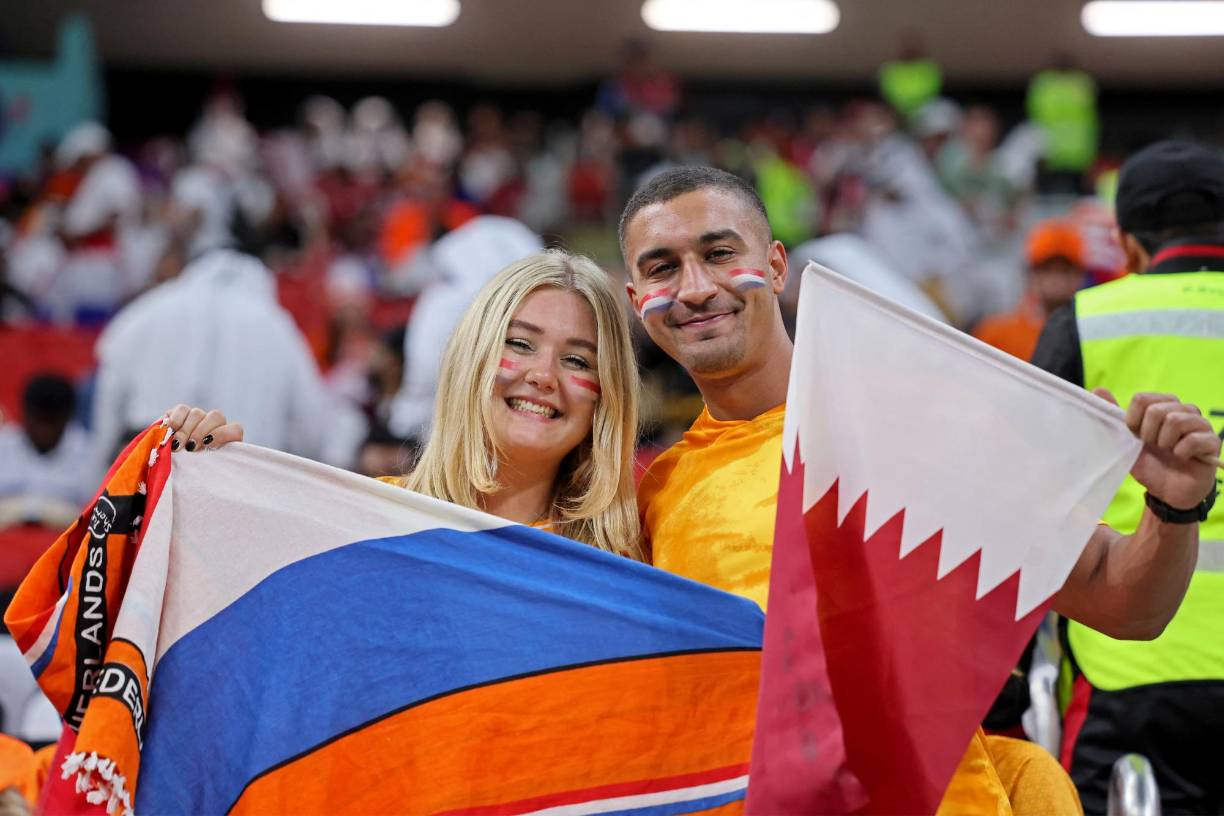Un gran ambiente se vive en el partido entre Países Bajos y Qatar por el Grupo A del Mundial de Qatar 2022 en el estadio Al-Bayt.