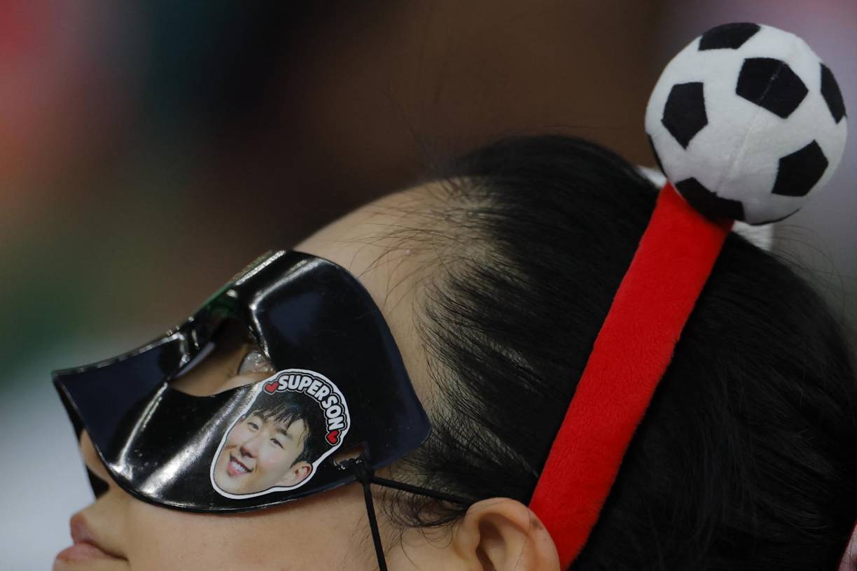 Enmascarados, así representaban algunos fanáticos a Heung Min Son en las graderías.