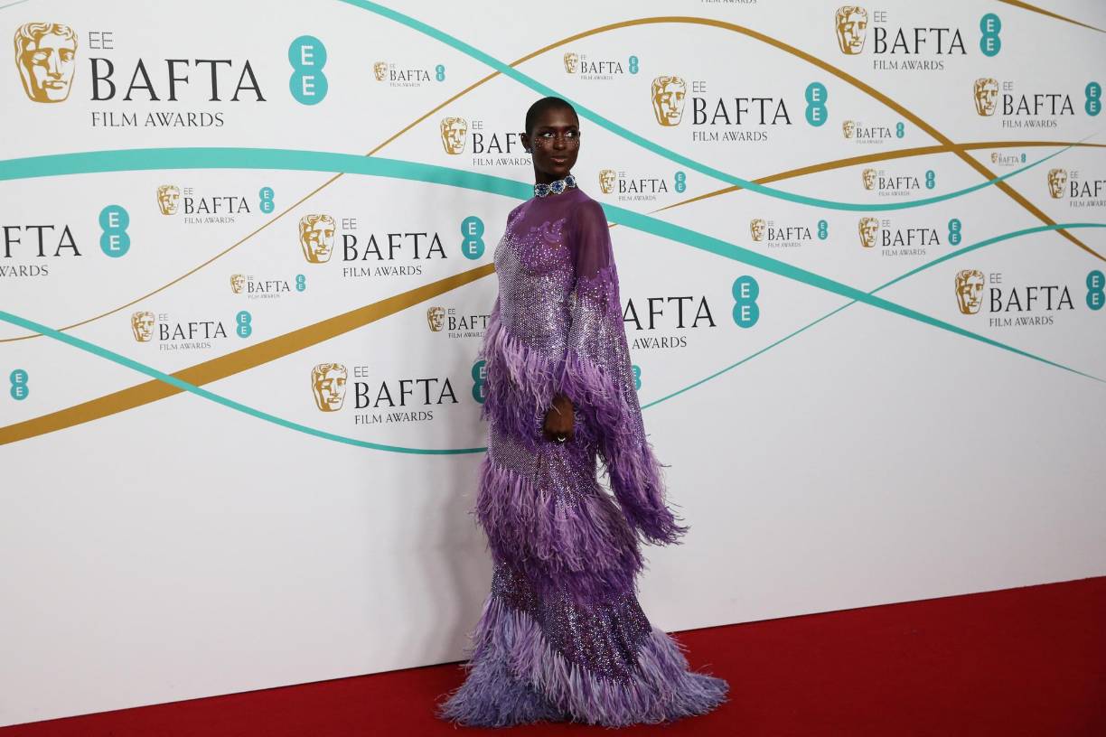 Jodie Turner-Smith, con un atuendo morado de Gucci.