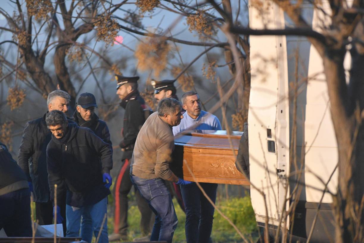 En Le Castella, donde una fortaleza del siglo XV domina la costa, un periodista de AFP asistió a las operaciones de los guardacostas que recuperaron el cuerpo de una mujer, de unos veinte años.