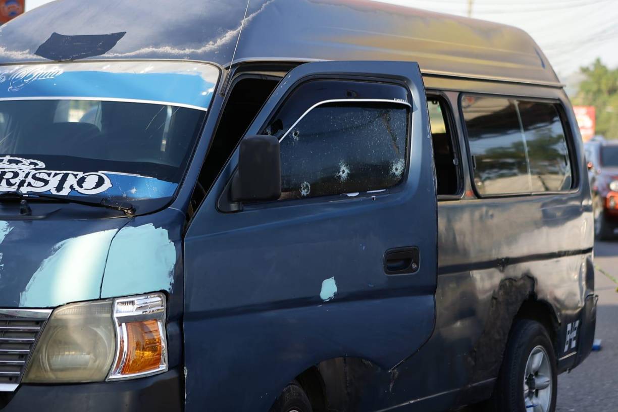 Otro de los hombres ubicó al ayudante de la unidad de transporte y también lo atacó a balazos en el estómago, hiriéndolo de gravedad, quien posteriormente falleció en un centro asistencial.