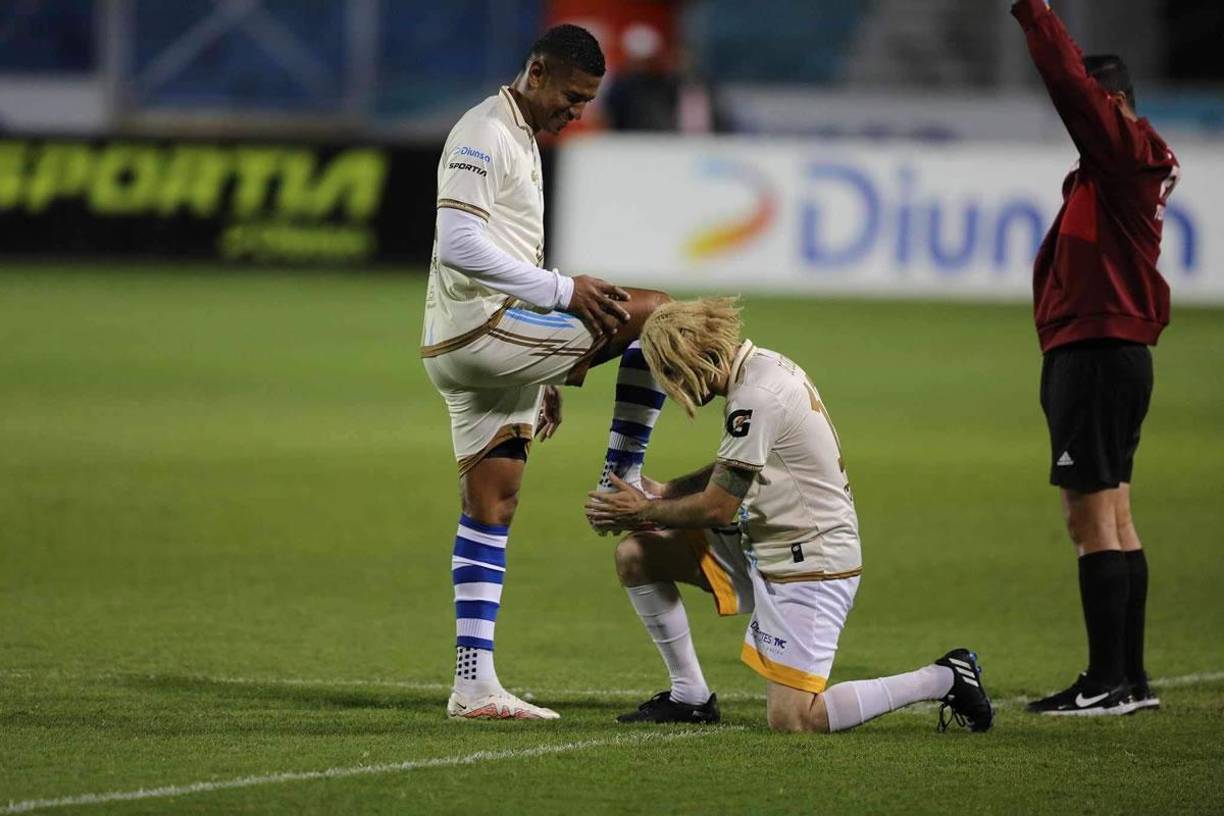El personaje ‘Julián de León’, que imita a ‘Rambo’, formó parte del partido entrando de cambio por Carlo Costly y así recibió al ‘Cocherito’.