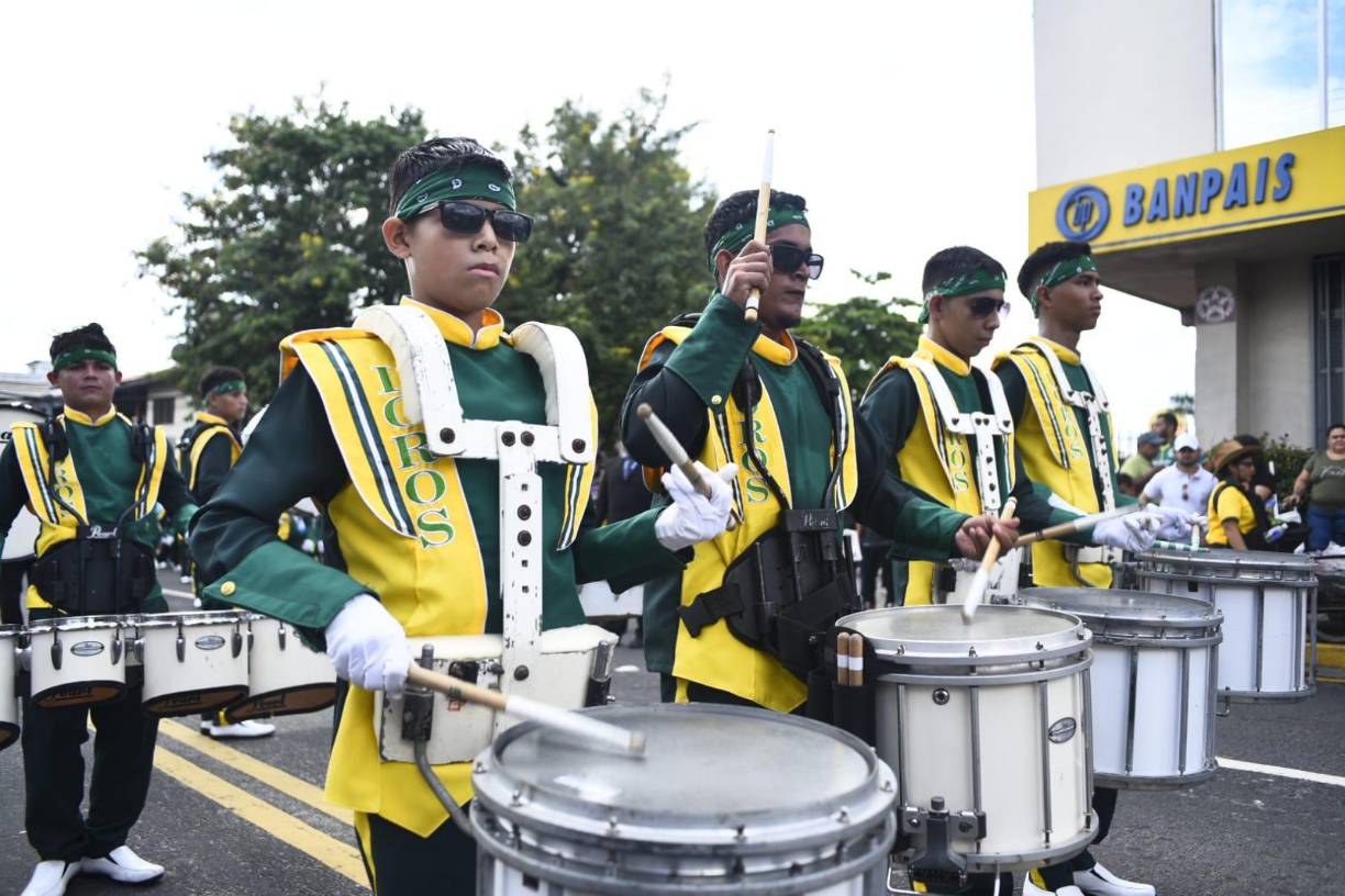 Bandas de guerra, danza folclórica, palillonas, pomponeras, cadetes y muchos cuatros más están deleitando a los sampedranos.