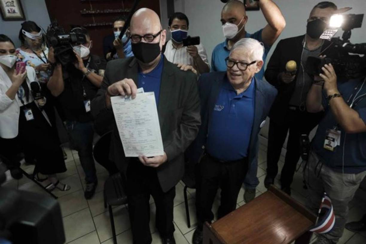 Castillo aseguró que el matrimonio civil igualitario 'es un peldaño hacia la equidad' y que en Costa Rica sea posible le alegra y le produce 'mucha satisfacción'.