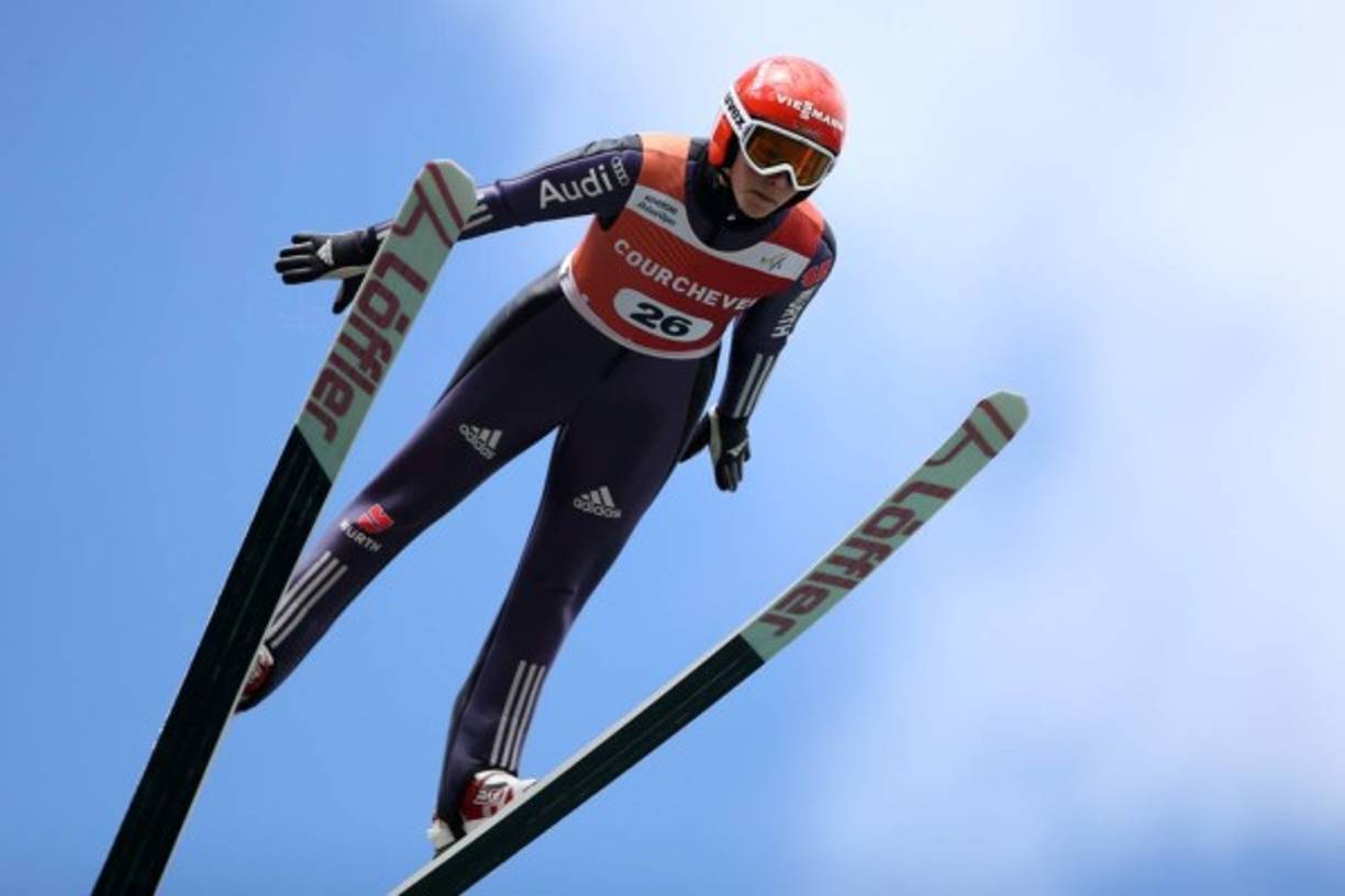 SKI. Dominando las alturas. Anna Rupprecht, de Alemania, se eleva con sus esquí en las calificaciones del FIS del Gran Premio de saltos de esquí Francia.