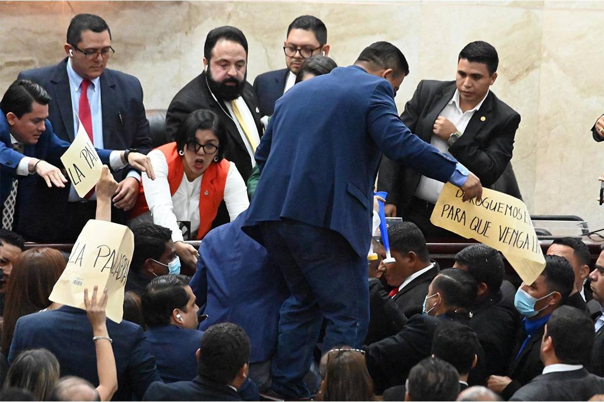 Antes del 1 de septiembre, Libre deberá crear los consensos necesarios para la elección del fiscal general y adjunto. De no llegar a acuerdos, el período del actual fiscal será alargado.