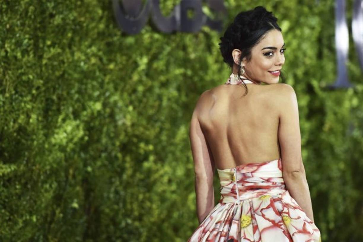 Vanessa Hudgens. La actriz acertó con un vestido de cuello halter y estampado de flores grandes de Naeem Khan.