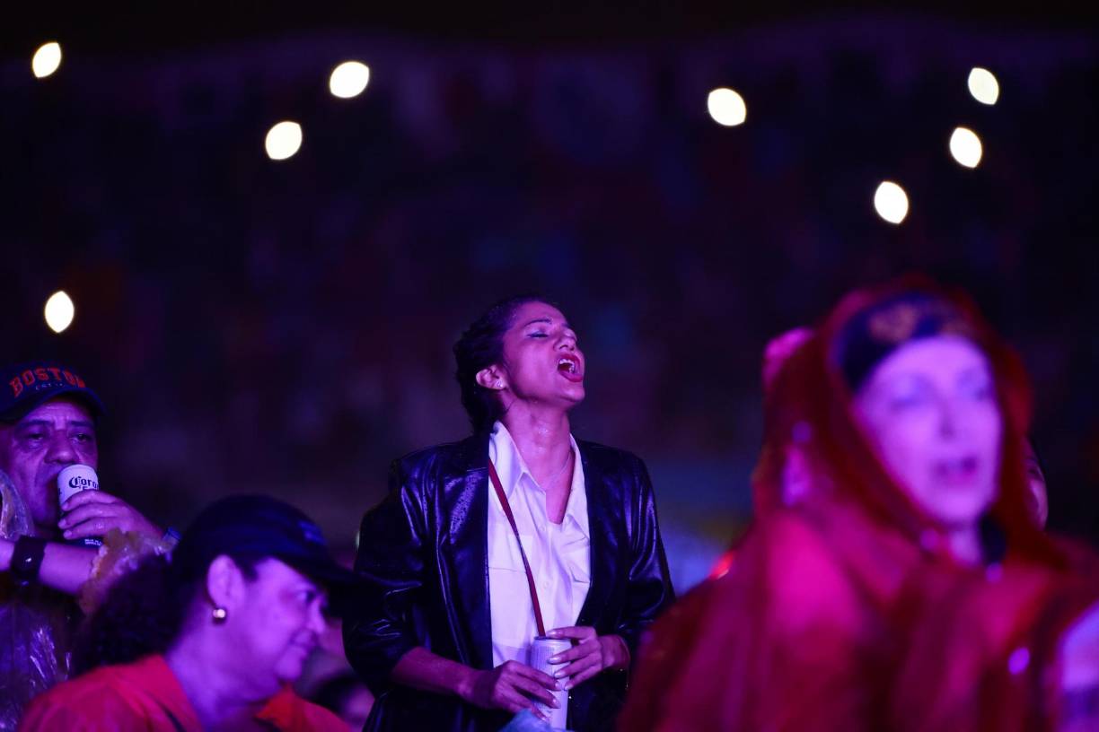  A viva voz los presentes corearon cada una de las canciones de Los Bukis.