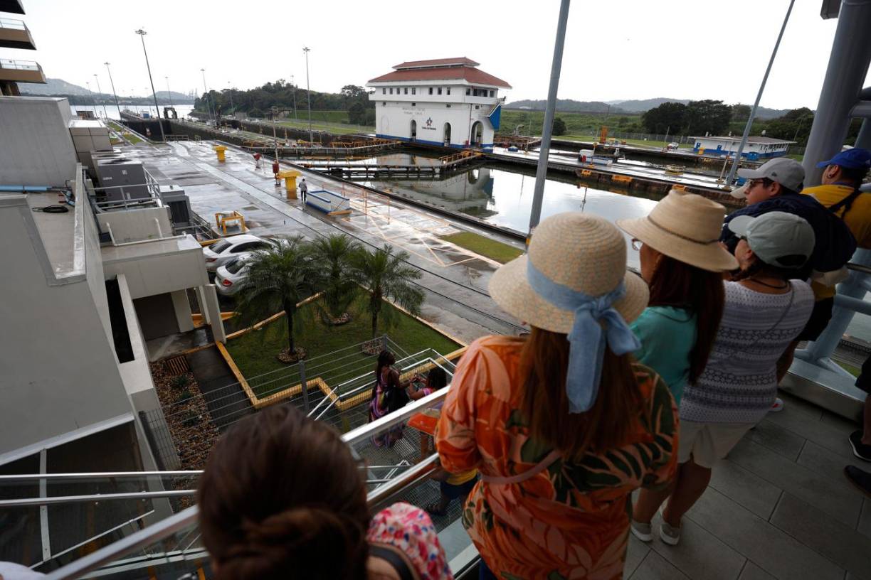 El Canal de Panamá fue construido por Estados Unidos, que lo inauguró en 1914 y lo administró hasta su traspaso total al Estado panameño el 31 de diciembre de 1999, como quedó establecido en los Tratados Torrijos-Carter, firmados el 7 de septiembre de 1977 en Washington por el líder panameño, Omar Torrijos (1929-1981), y el presidente estadounidense, Jimmy Carter (1924-2024).