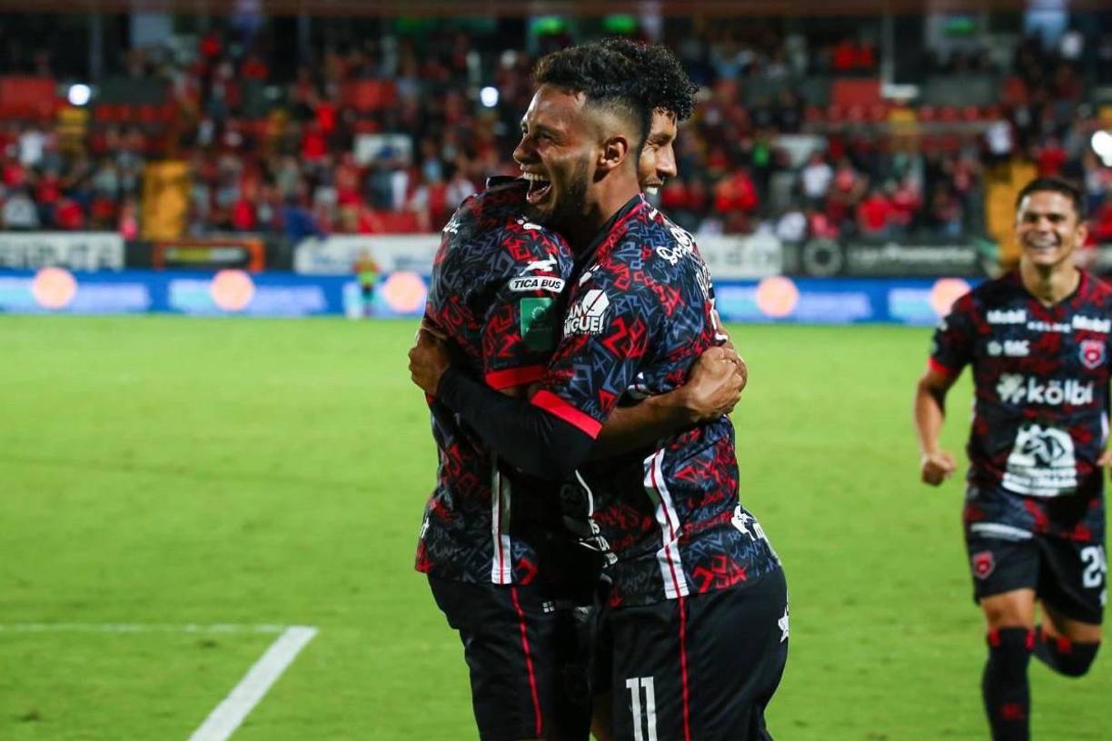 3. Alajuelense (Costa Rica): El equipo del hondureño Alex López se encuentra en el podio con 1,147 puntos. 
