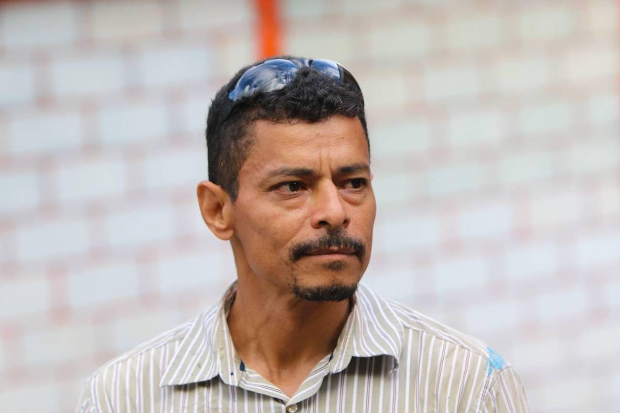 En relación con este tema, el vocero de las Fuerzas Armadas de Honduras, Mario Rivera, indicó que Martínez recibió apoyo para estabilizar la embarcación, ya que se encuentra en una pendiente de difícil acceso por los cables que rozan el velero.