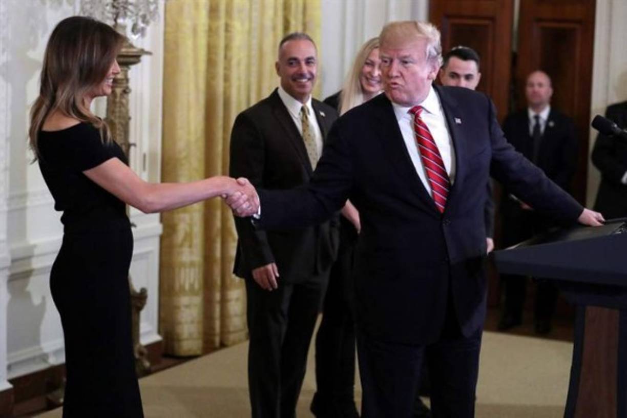 Melania acaparó titulares esta semana al lucir un escotado atuendo durante la tradicional ceremonia Hannukah de la comunidad judía.