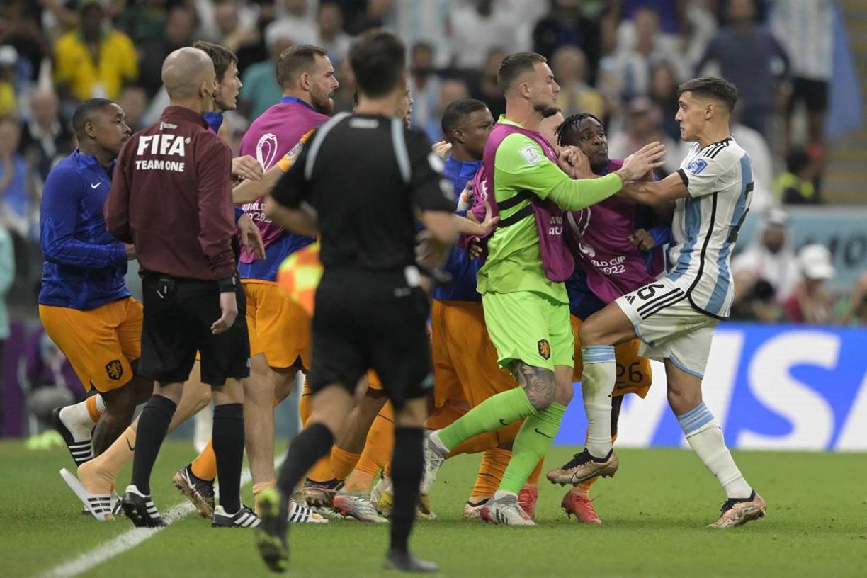 Nahuel Molina apareció en escena para defender a su compañero Leandro Paredes ante los neerlandeses.