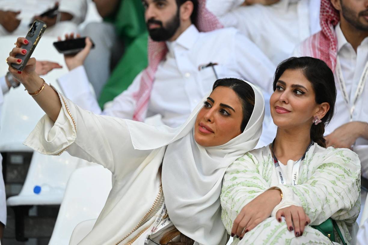 Las fanáticas de Arabia Saudita aprovecharon para tomarse fotos durante la previa del encuentro.