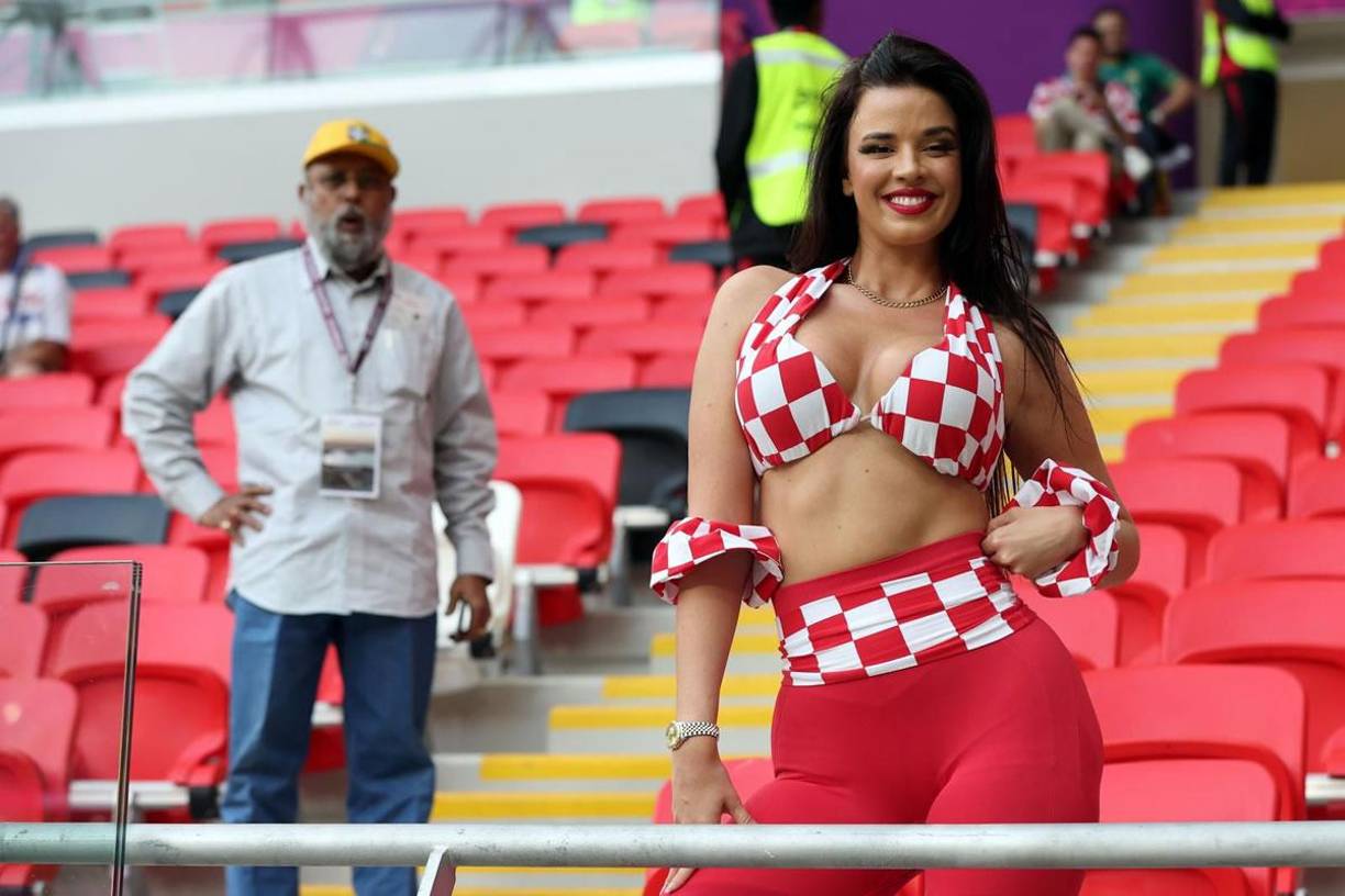 Ropa ajustada, escotes y hasta bikinis llamativos que usa Ivana Knöll han desatado una ola de reacciones en Qatar.