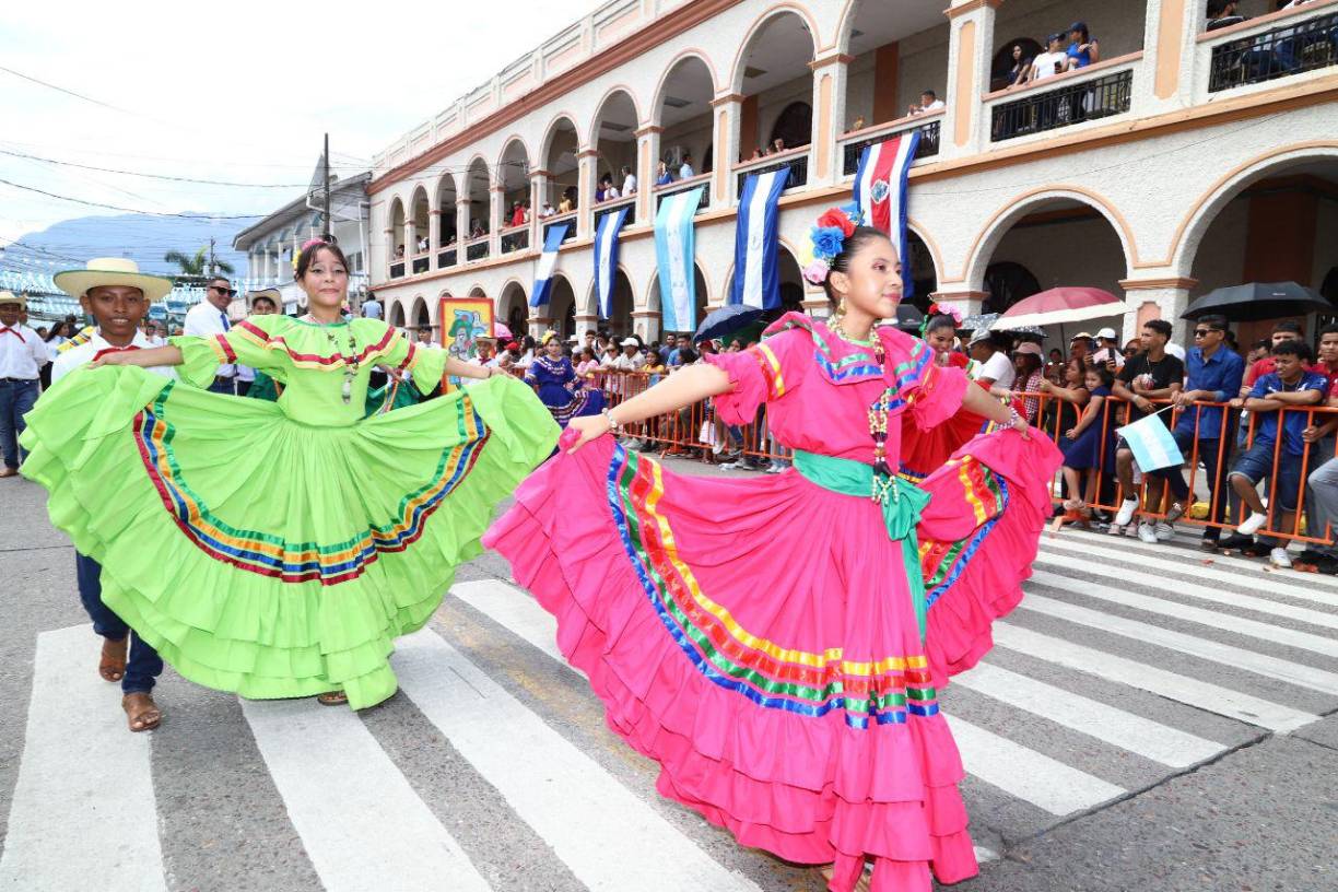 Fervor y amor patrio en los desfiles de La Ceiba