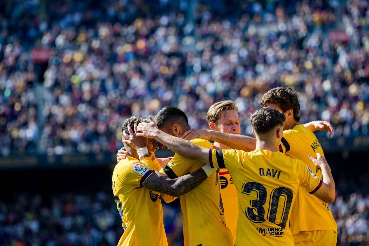 Según el diario Sport, la junta directiva del Barcelona consultó dentro plantilla para saber si era posible una rebaja salarial para lograr esa meta y ya tuvo dos rechazos que complican aun más la situación.