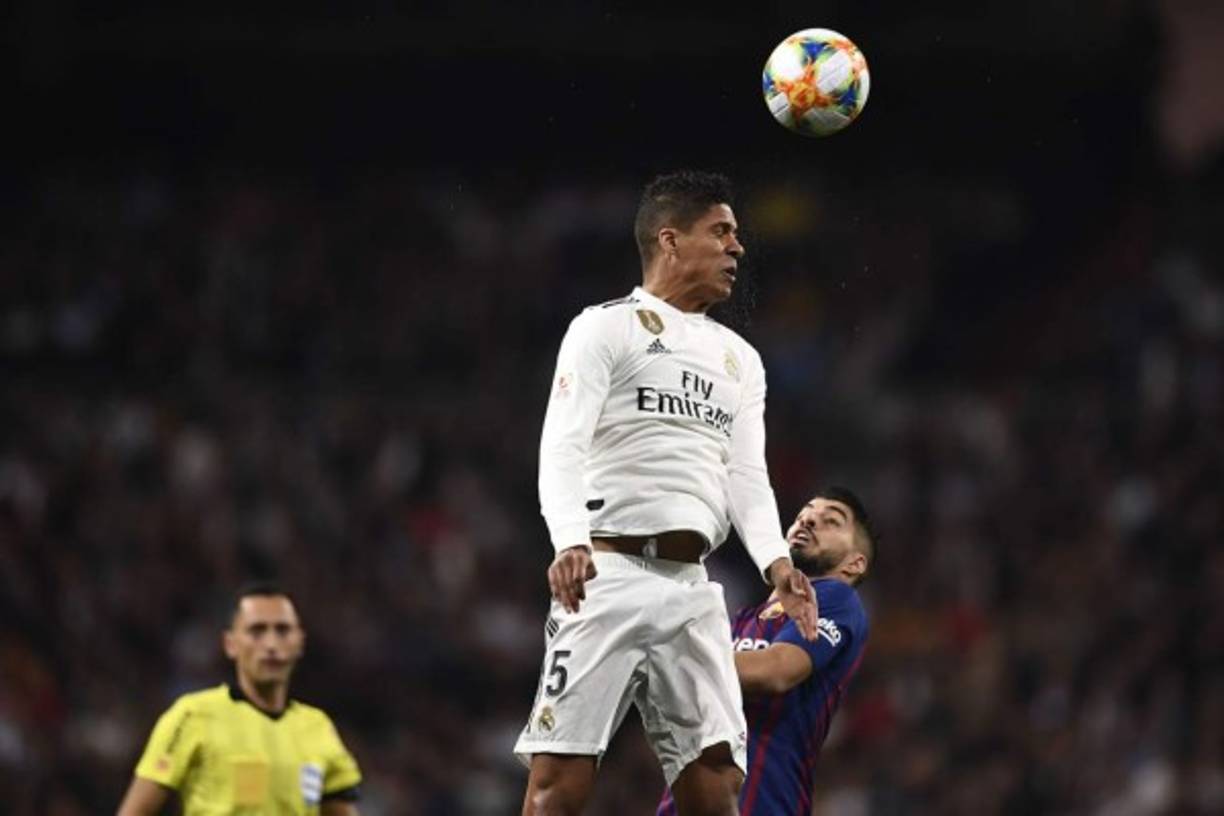 Raphael Varane (5): concentrado y bien colocado salvó la acción de más peligro del Barcelona en el primer acto, un contragolpe de Dembélé que buscó a Luis Suárez hasta que se cruzó Varane en el camino. En el segundo tiempo se derrumbó y se hizo daño en una rodilla al intentar evitar el segundo tanto de Luis Suárez, con la desgracia de enviar el balón dentro de su portería.