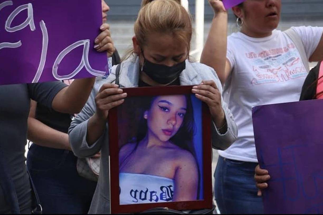 La carpeta para investigar la muerte de Perla Cristal Gaviña, quien fue hallada sin vida en Guanajuato, no fue abierta bajo los protocolos de perspectiva de género, señalaron especialistas en casos de feminicidio.