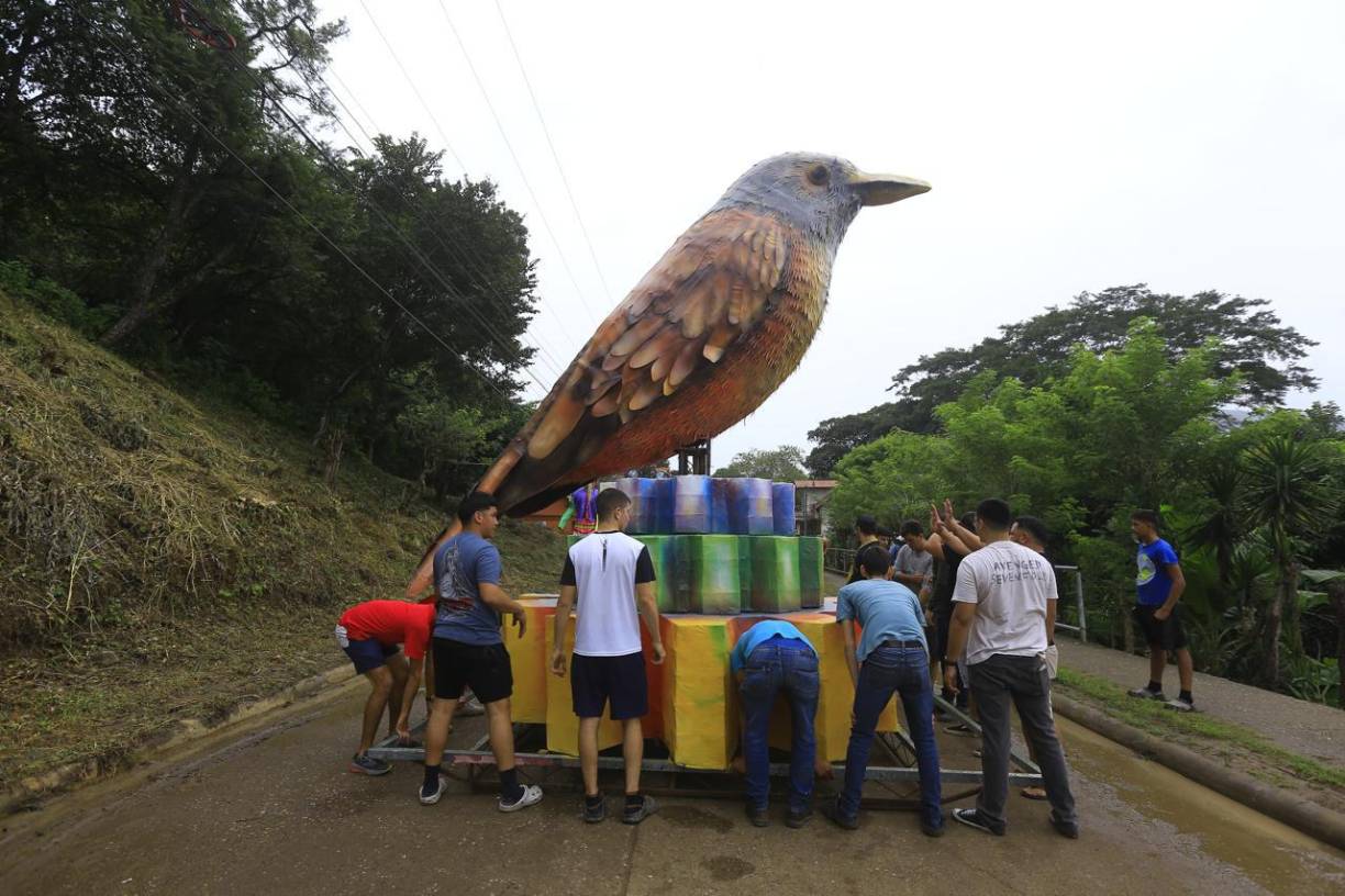 En el barrio Juan Lindo de Trinidad han colocado las coloridas esculturas que son apreciadas por los pobladores de la localidad y de diferentes partes del país que se han dado cita al festival.