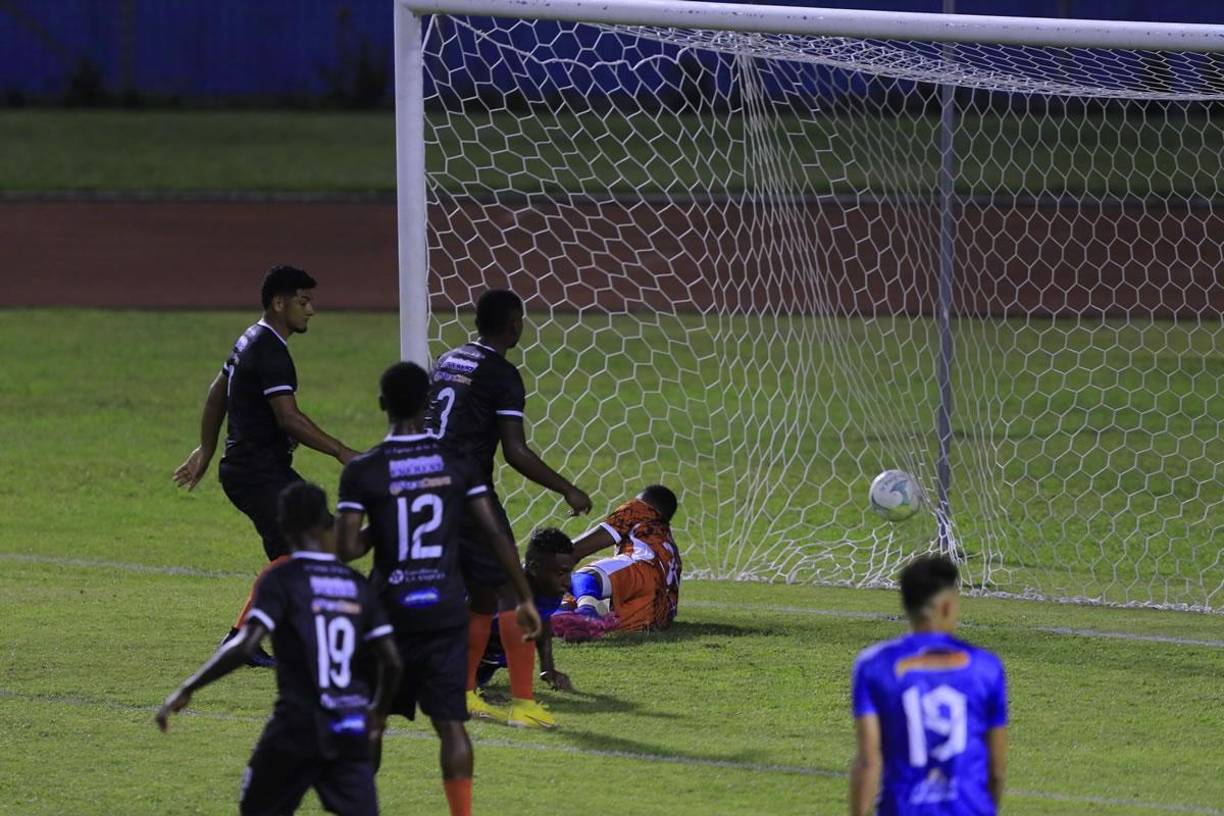 El portero del Villanueva FC no pudo parar el cabezazo del colombiano Andrés Rentería.