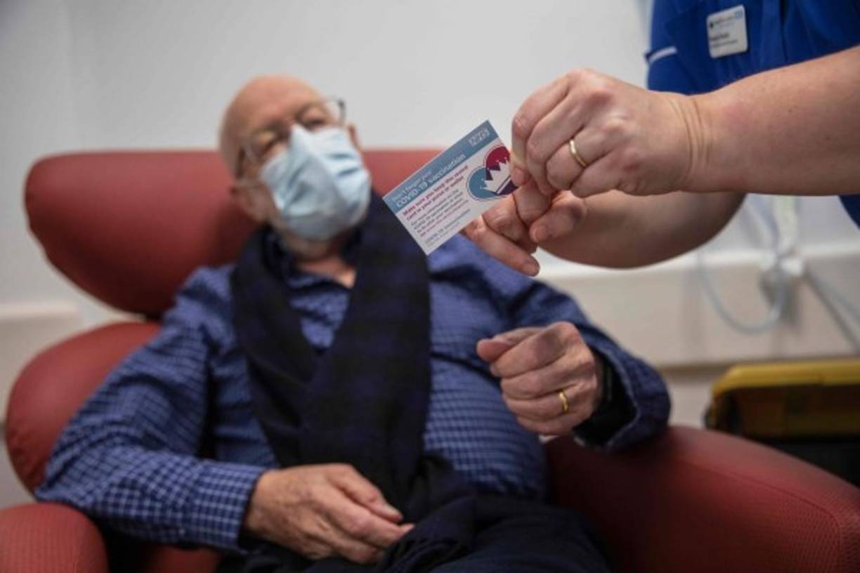 Los inoculados reciben su tarjeta de vacunación con la que tienen que regresar en dos semanas para recibir la segunda dósis de la vacuna.