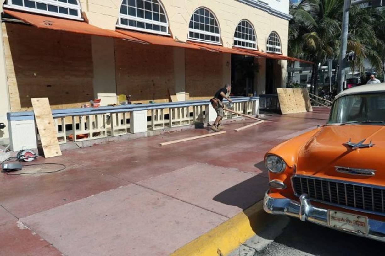 Cientos de personas comenzaron a proteger sus casas en Florida ante la amenaza de Irma. AFP