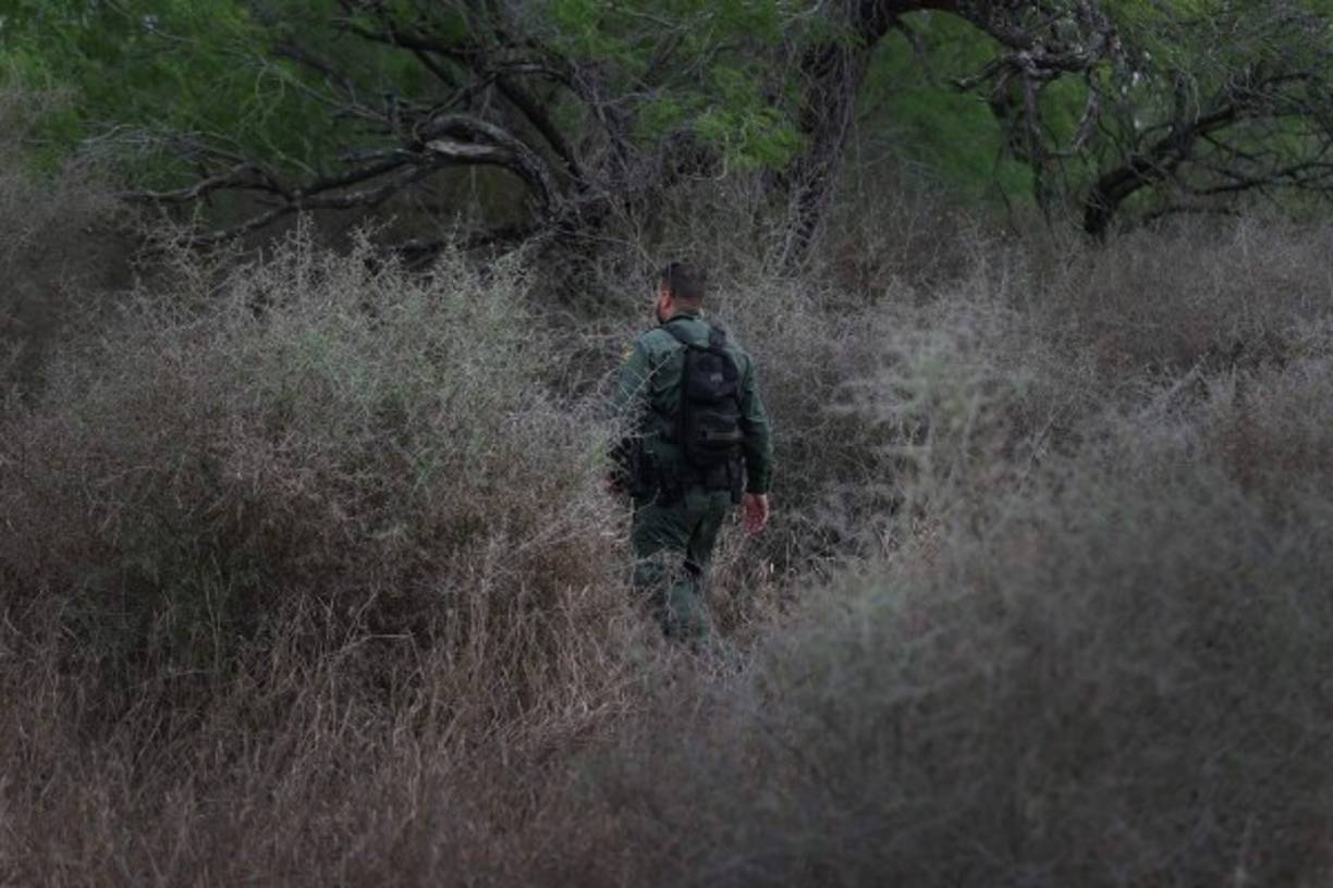 Aunque relativiza la afluencia de personas señalando que esto sucede todos los años, el mandatario demócrata ha pedido abstenerse de ir a la frontera, advirtiendo que está cerrada y es un viaje peligroso.