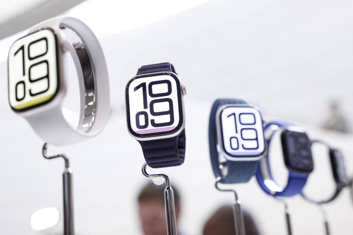 El iPhone es el producto estrella de Apple y la compañía espera que estas nuevas funciones atraigan a más clientes. No obstante, según las encuestas que realizó BayStreet Research en las tiendas de las operadoras de EE. UU., en el caso de Samsung -uno de los principales rivales de Apple en materia de teléfonos inteligentes- la IA representó un factor de venta menor. 