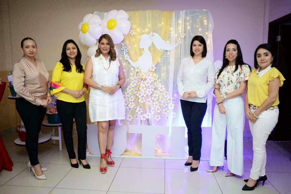 Aproximadamente, 75 damas se reunieron en el salón Río Blanco de esta institución para conversar, tomarse fotografías, degustar deliciosos bocadillos y pasar un momento fraterno entre amigas y compañeras