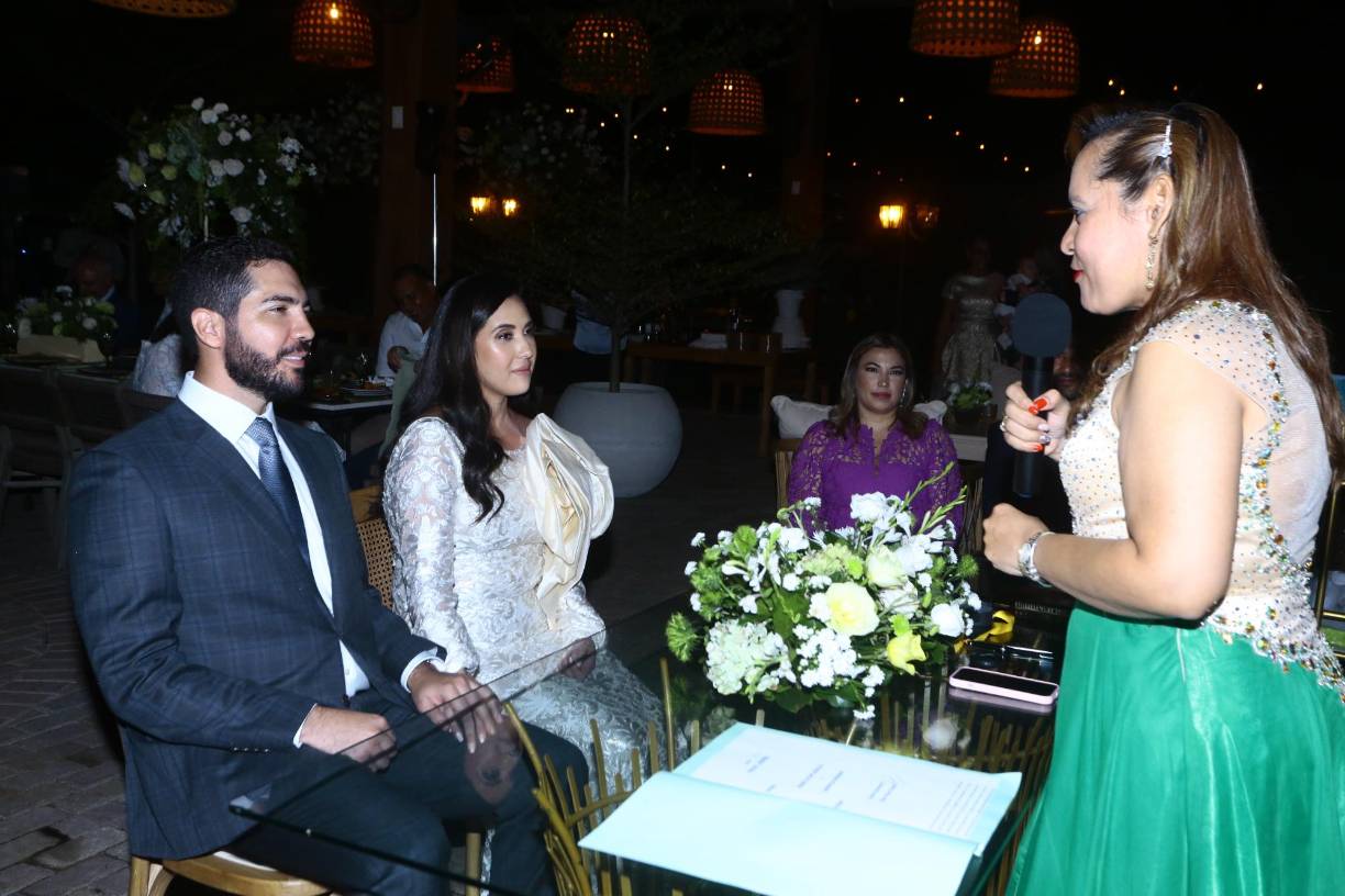 Momento en el que Mario y Gabriela escuchan las palabras de la abogada Wendy Galdámez.