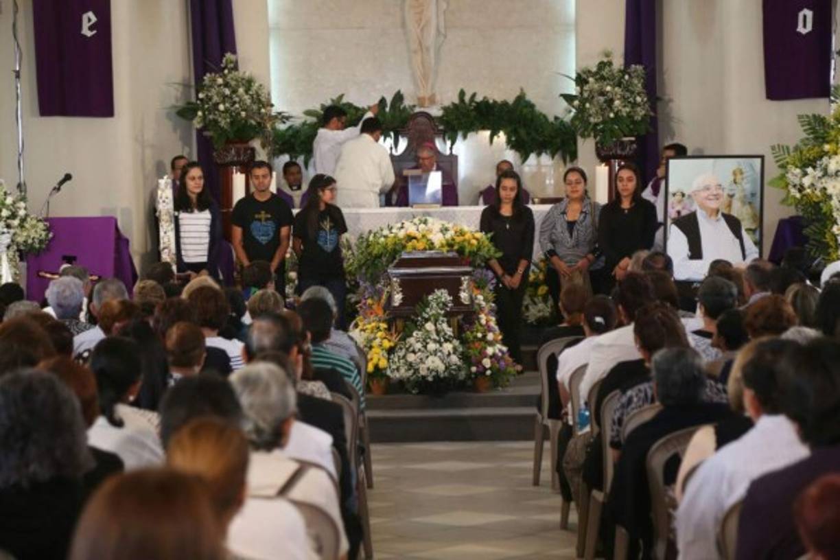 La misa de cuerpo presente fue presidida por Monseñor Luis Solé, obispo de la Diócesis de Trujillo.