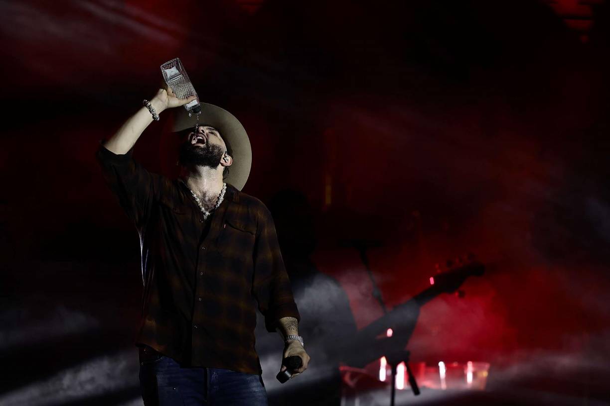 Carín León tomaba de varias botellas, las cuales eran regalos de sus fans. 